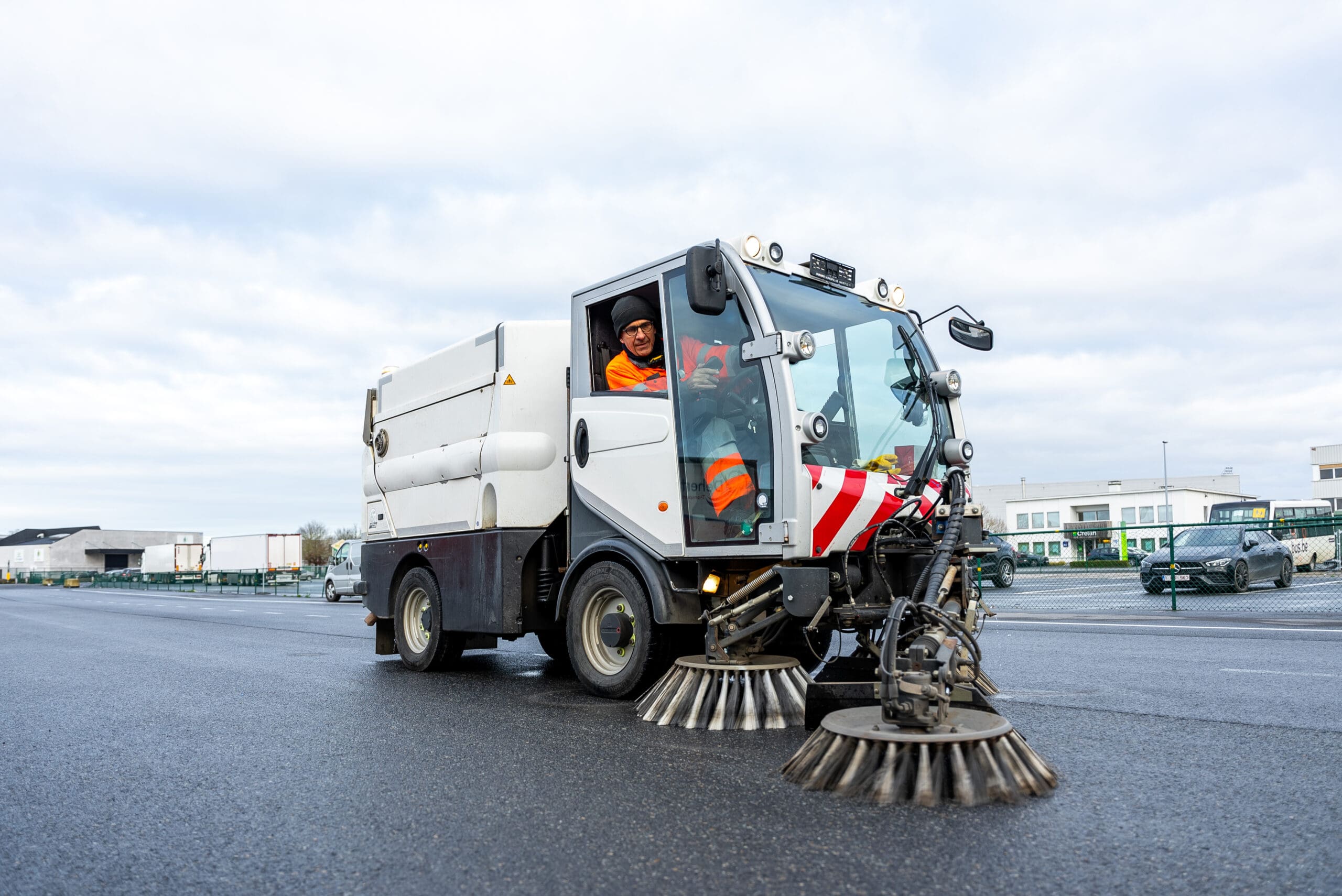 Cools Veegwerken | Verhuur Veegzuigwagen